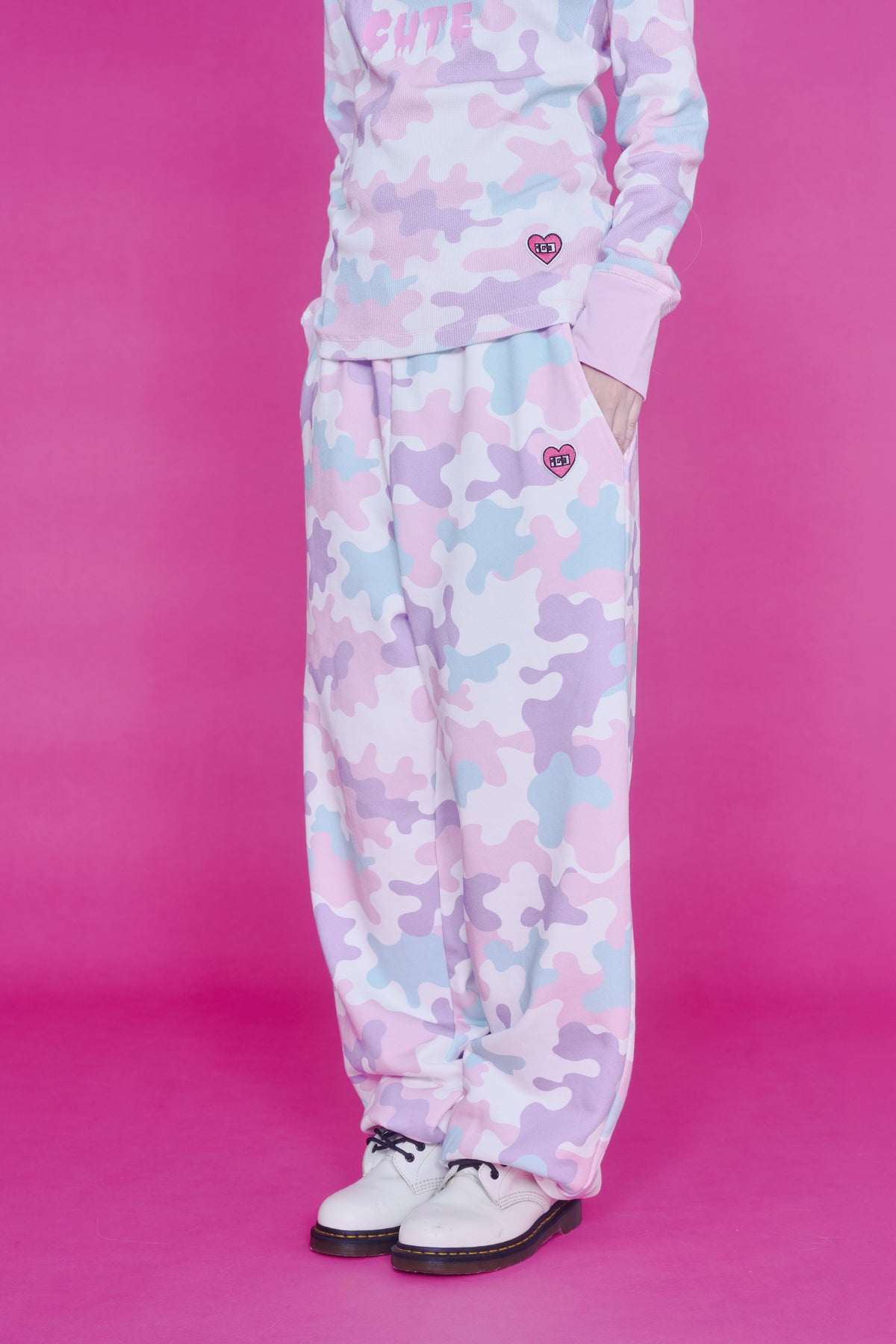 KAWAII CAMO SWEATPANTS PINK