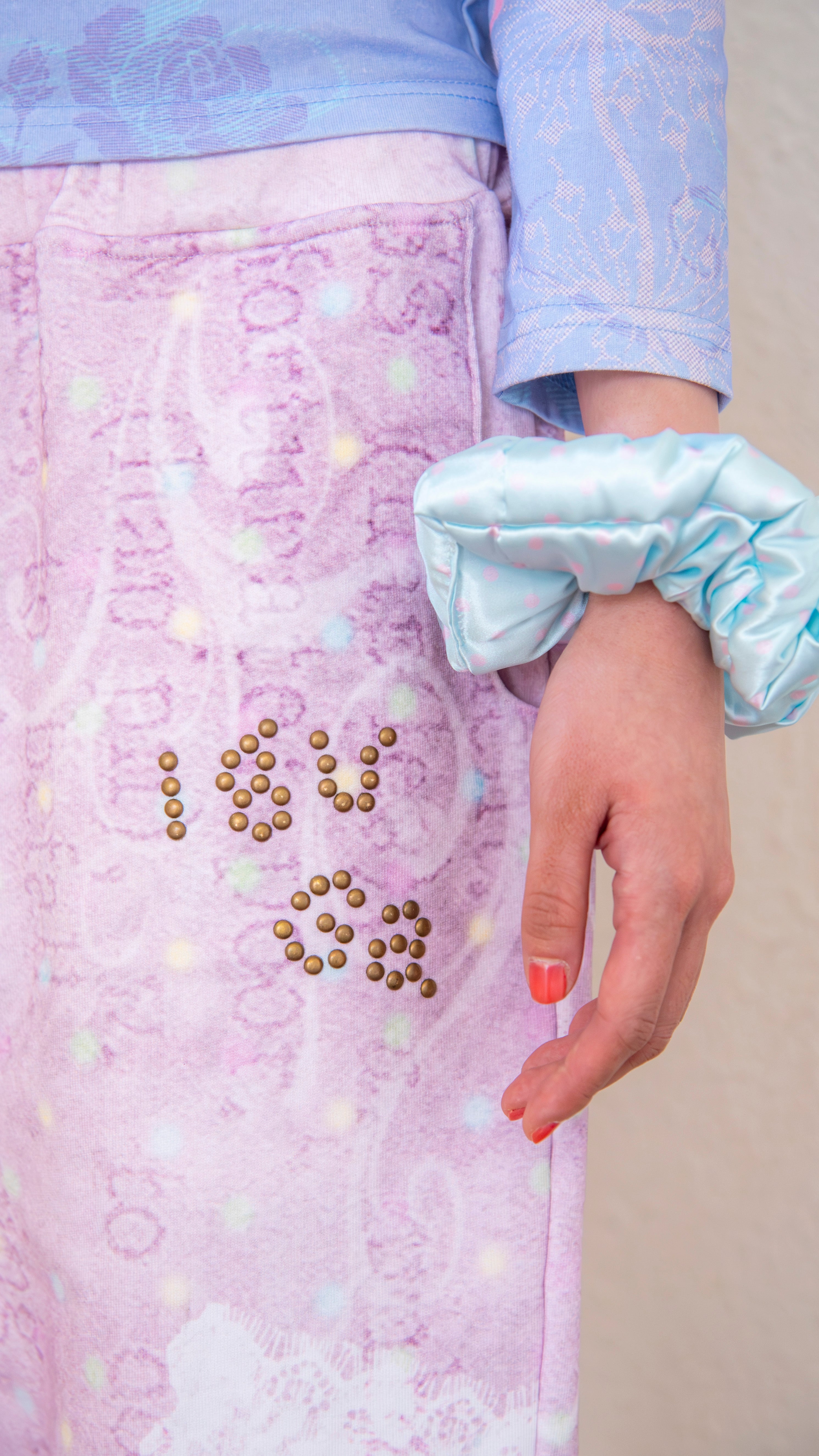 193 Pillow scrunchie (sky blue dot)