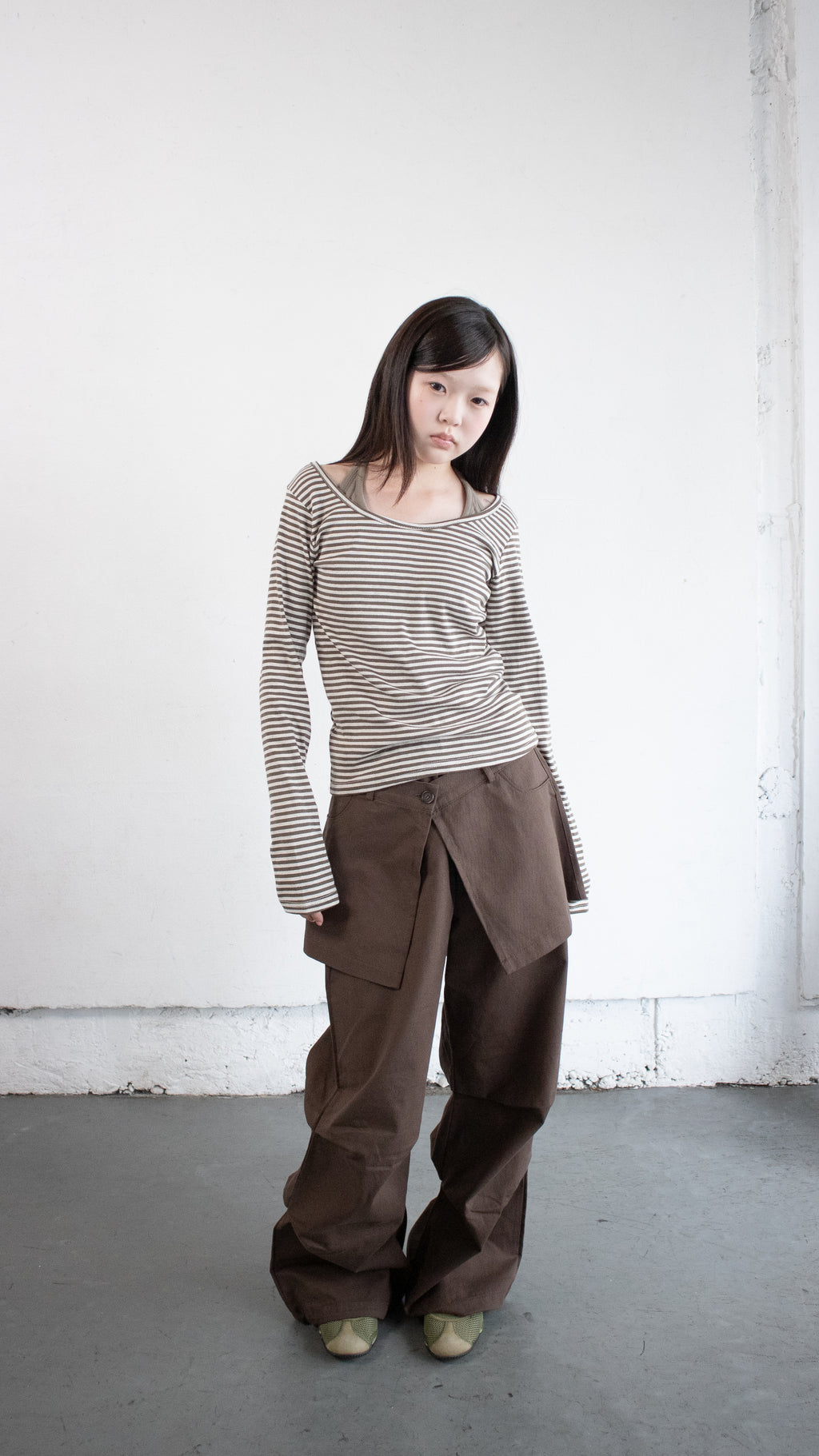 Round neck border L/S tee (brown)