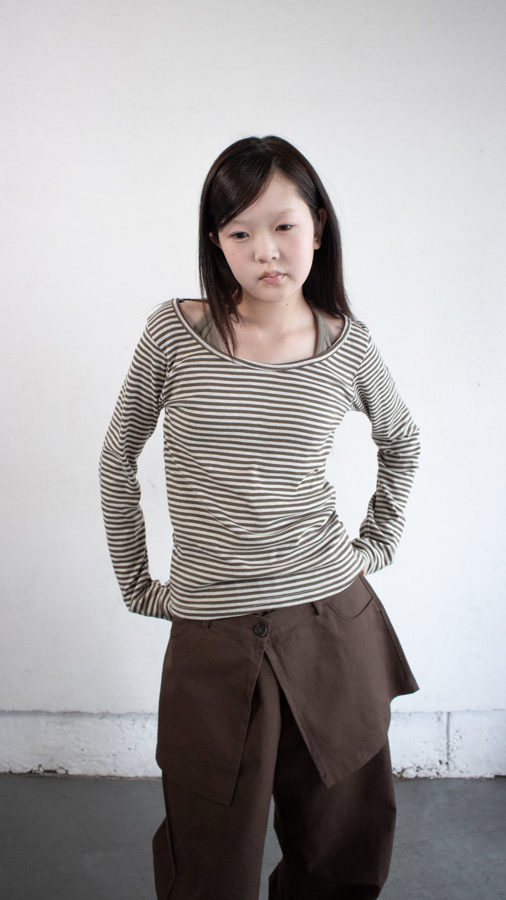 Round neck border L/S tee (brown)
