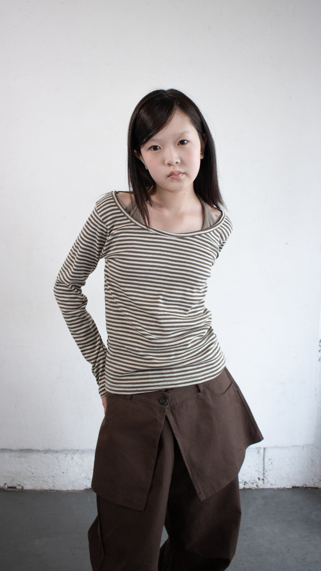 Round neck border L/S tee (brown)