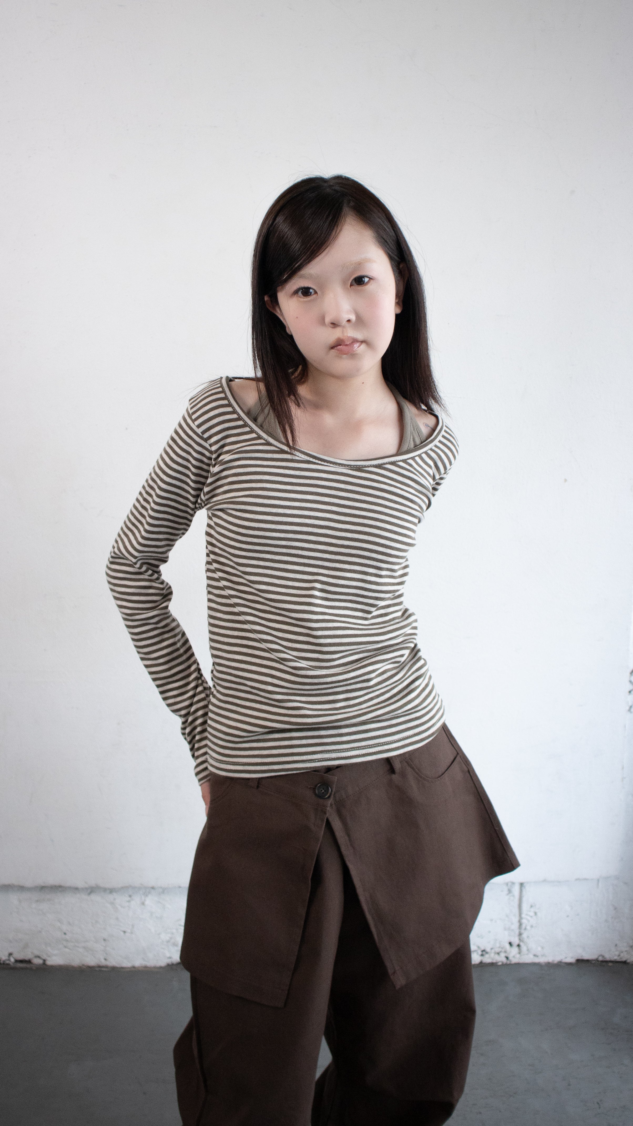 Round neck border L/S tee (brown)