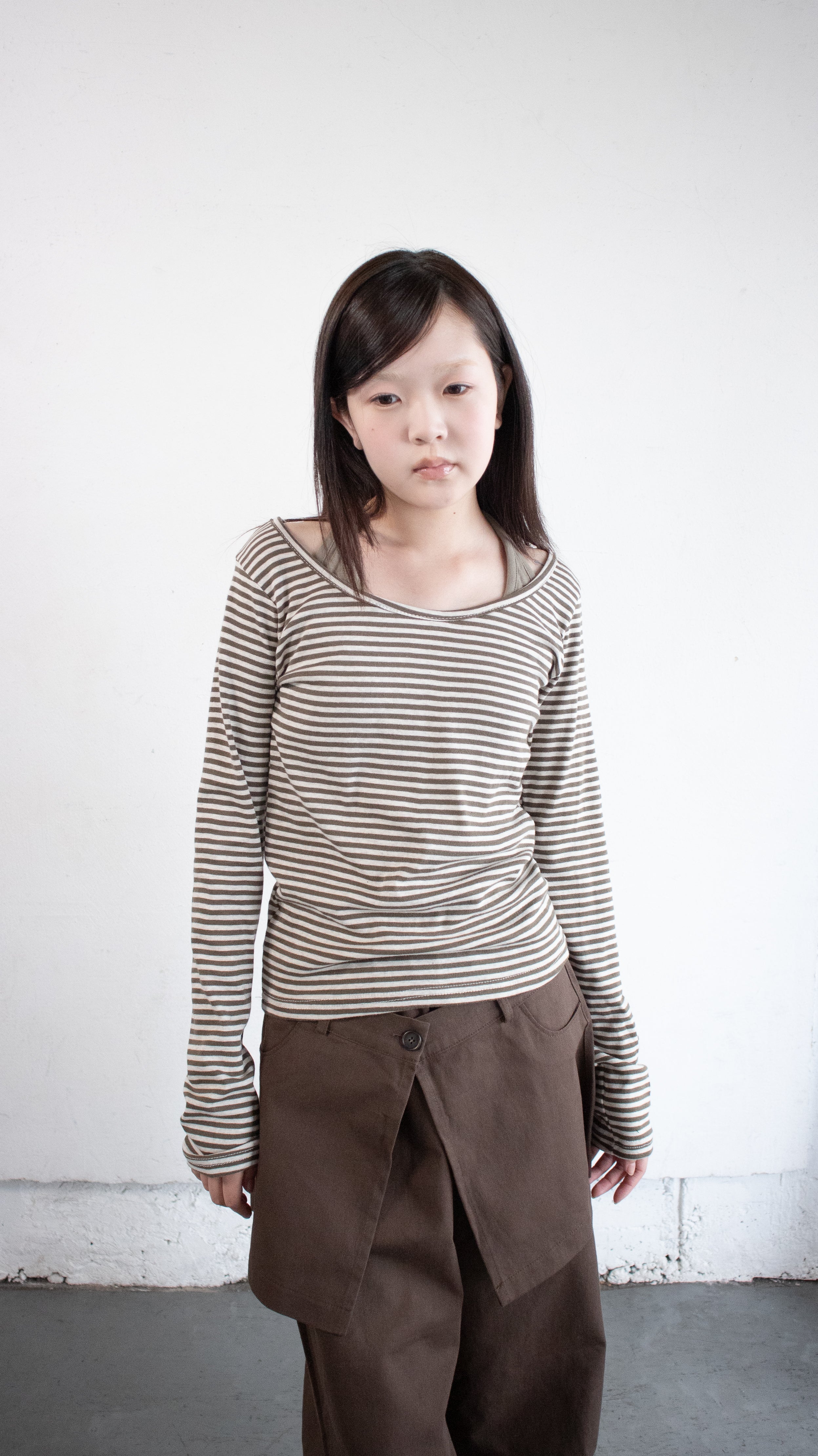Round neck border L/S tee (brown)