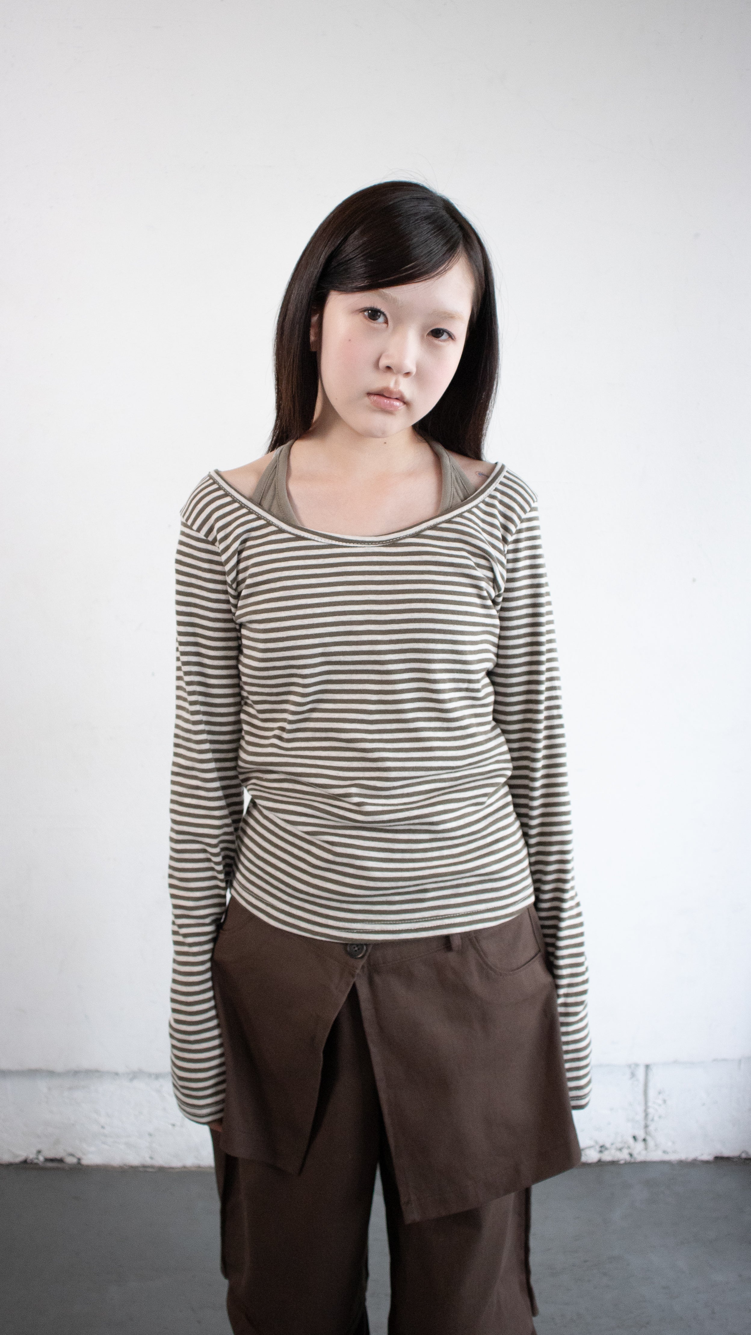 Round neck border L/S tee (brown)
