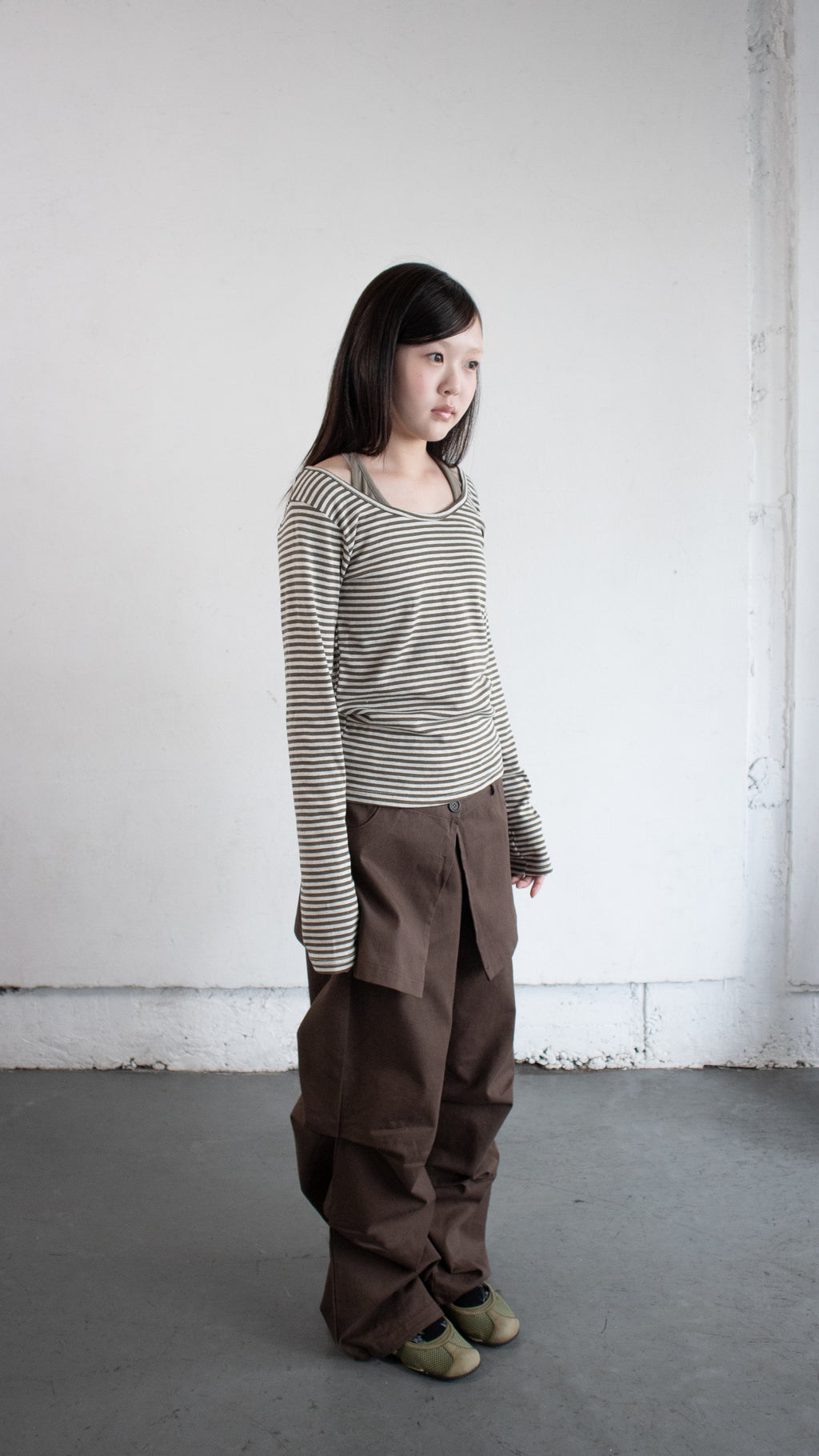 Round neck border L/S tee (brown)