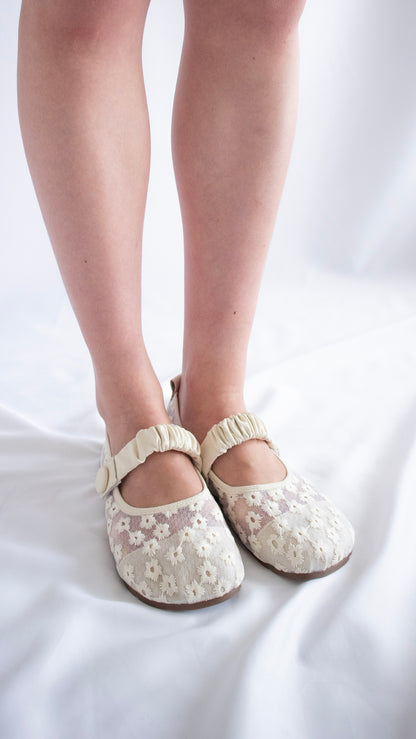 Flower shirring velcro flat (ivory)