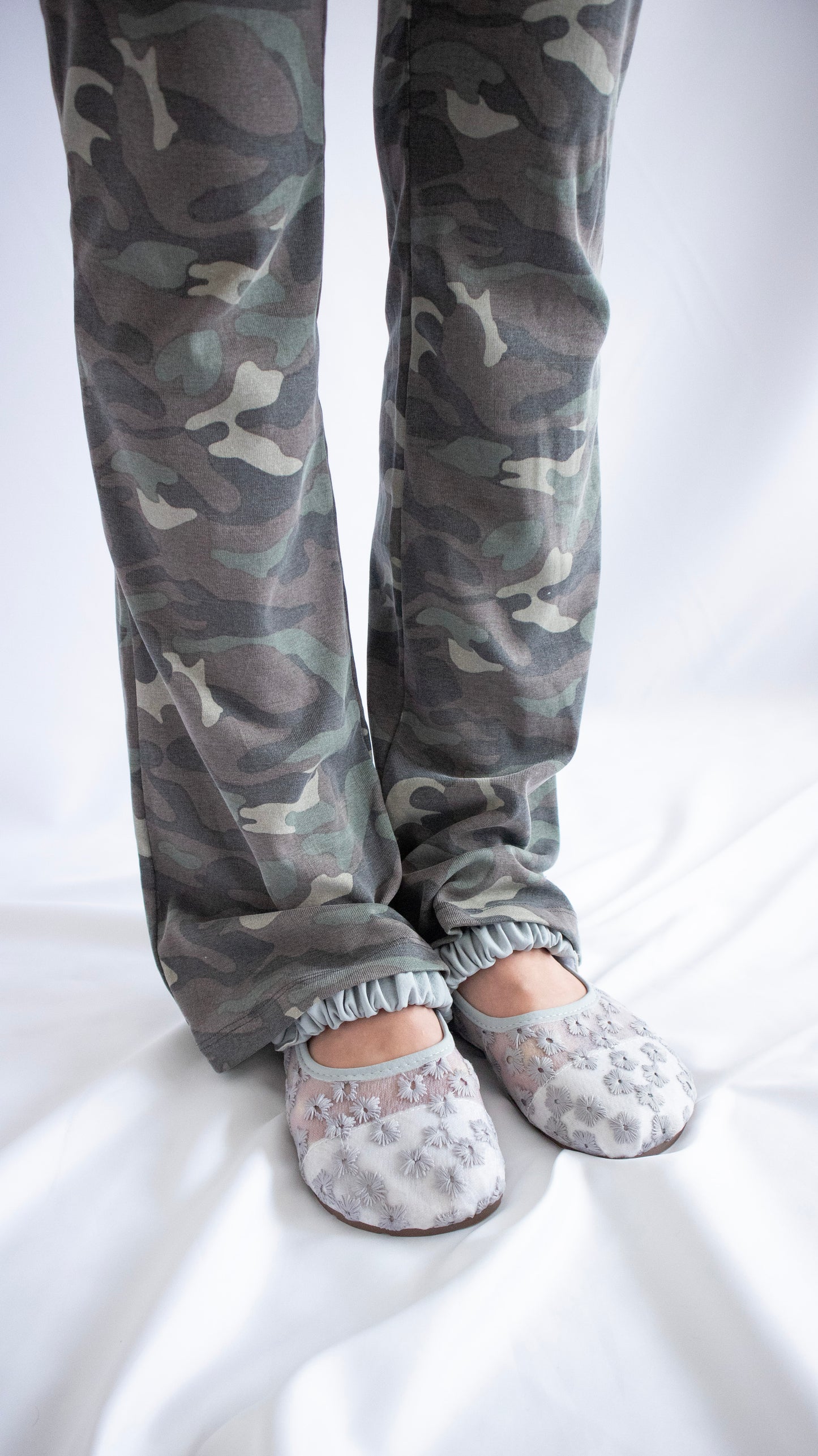 Flower shirring velcro flat (gray)