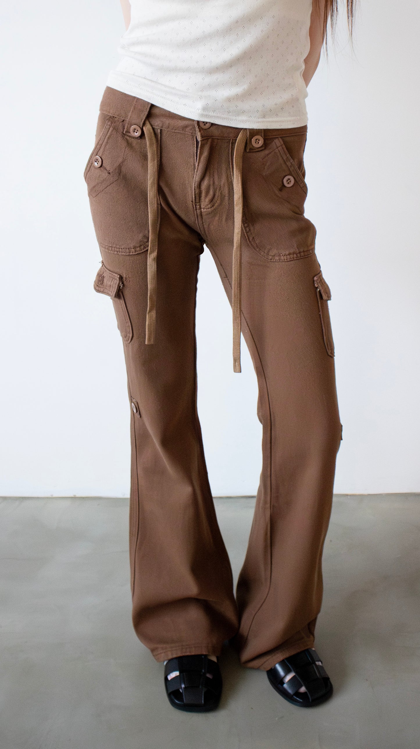 Buttoned cargo bootscut jeans (brown)