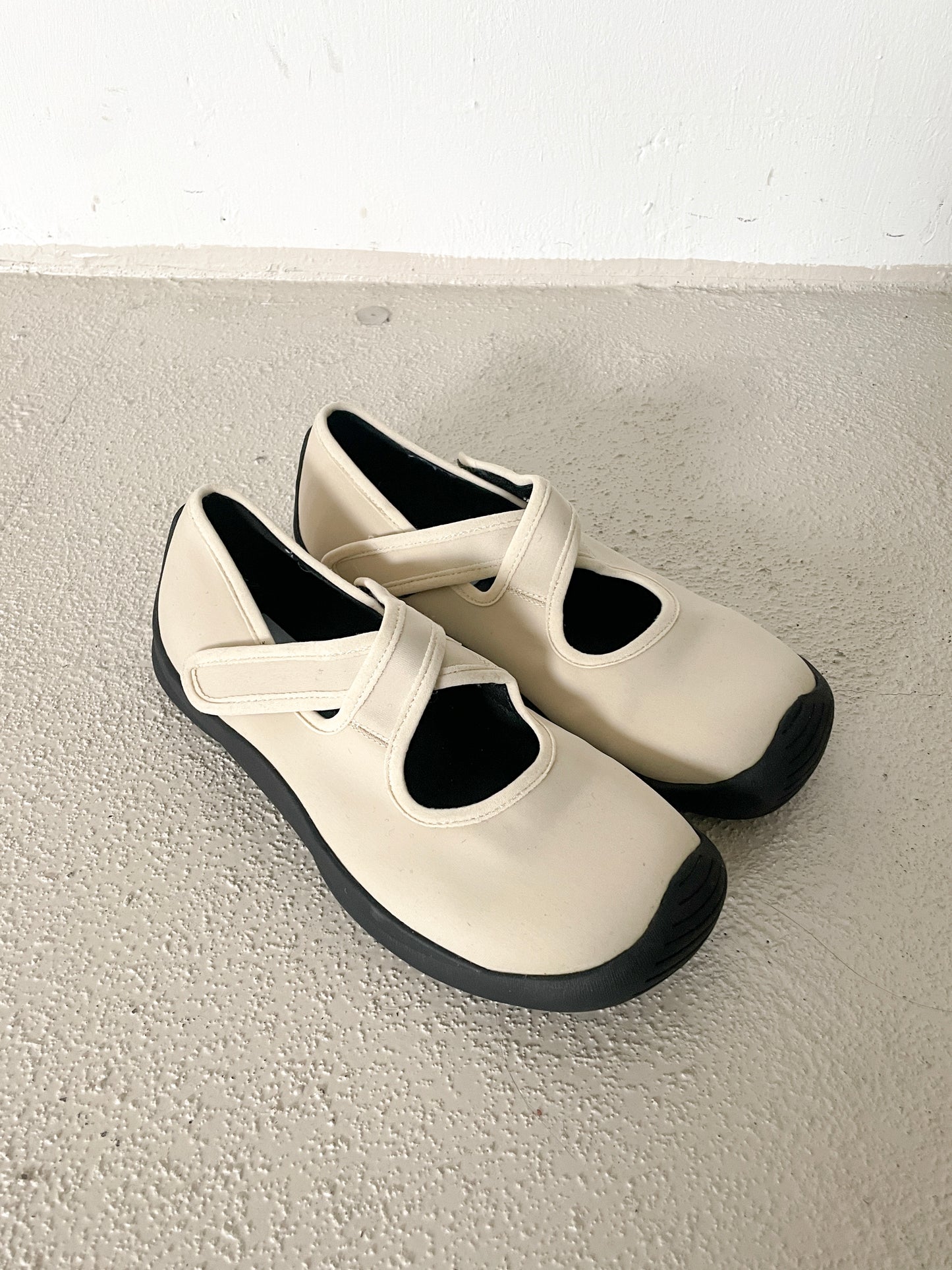 Cross velcro shoes (ivory)