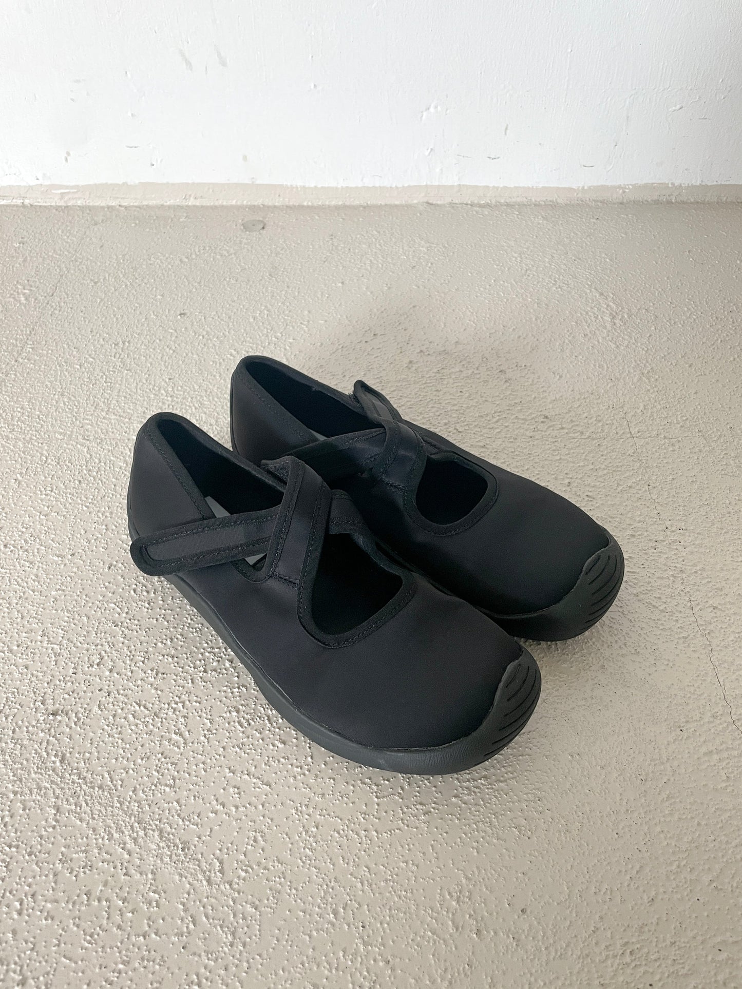 Cross velcro shoes (black)