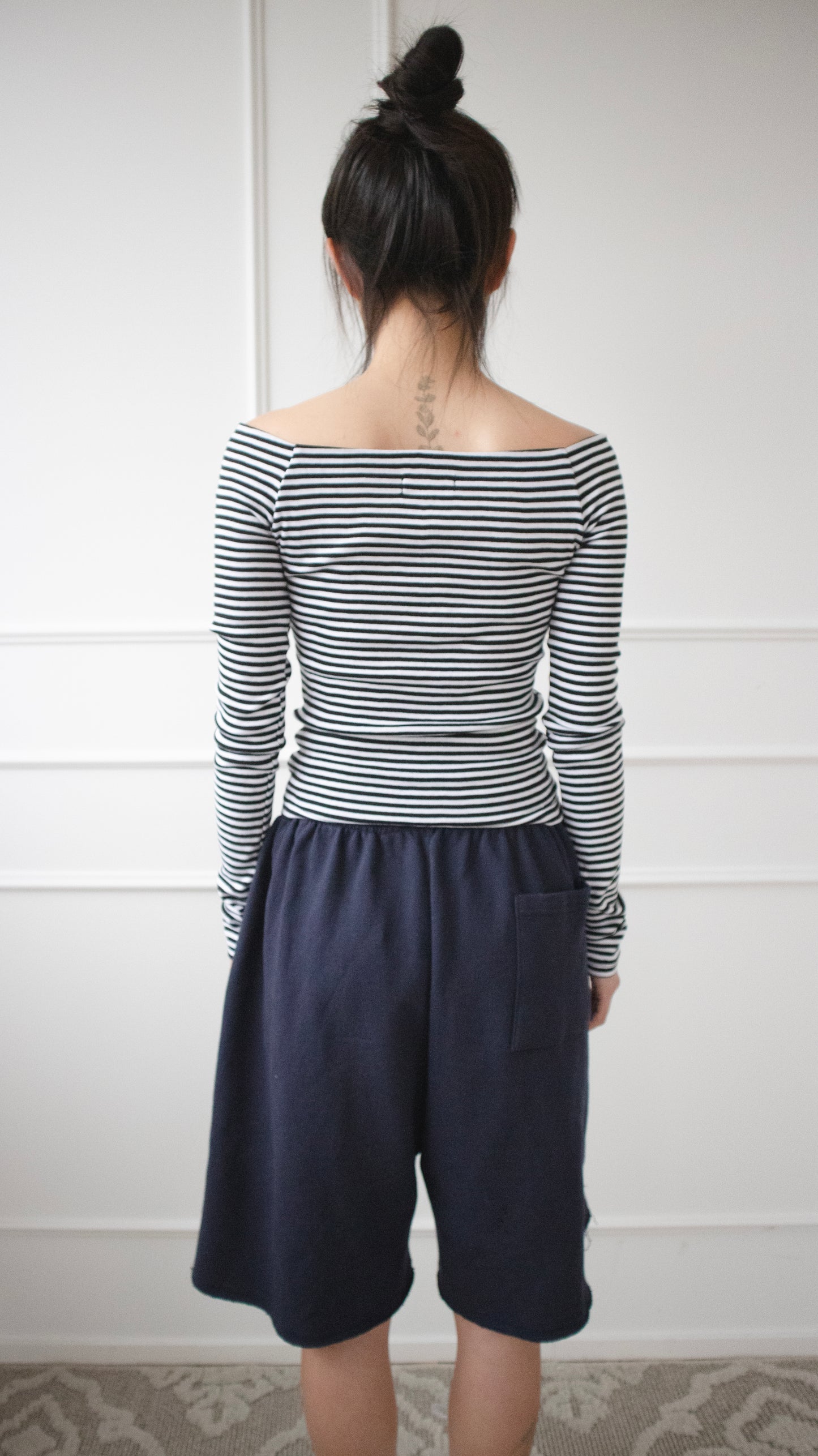 Off-shoulder stripe L/S tee (navy)