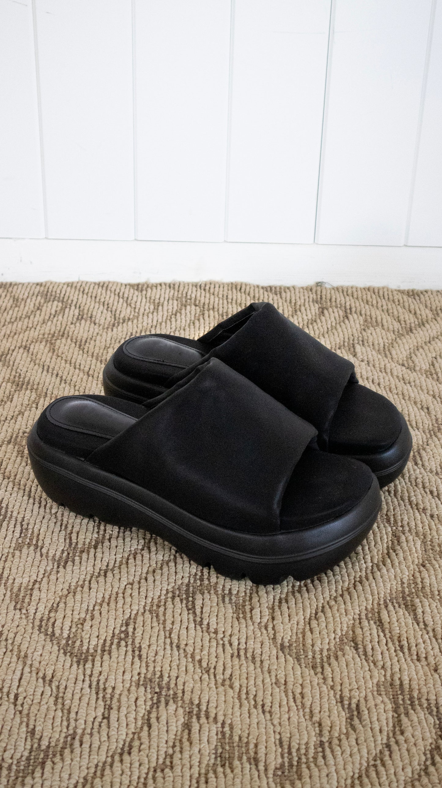 Cushion platform slipper (black)