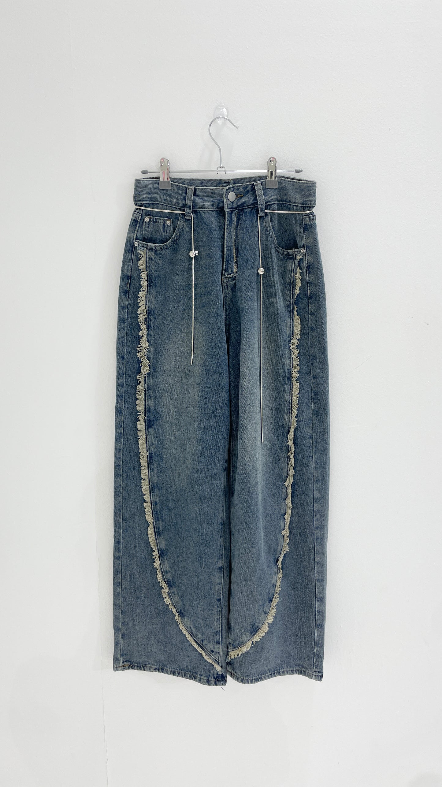 Chain belt damaged denim