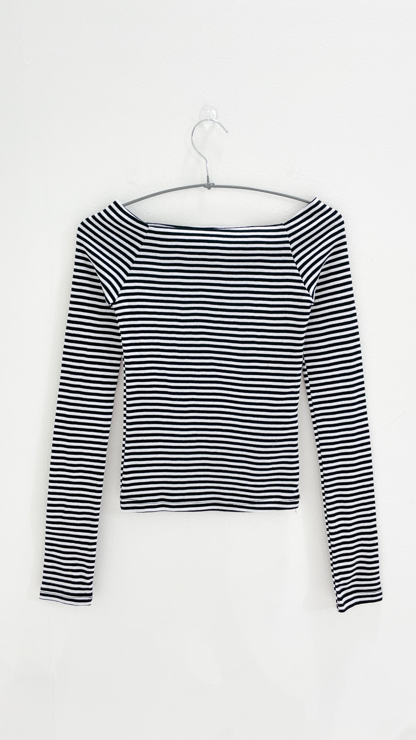 Off-shoulder stripe L/S tee (navy)