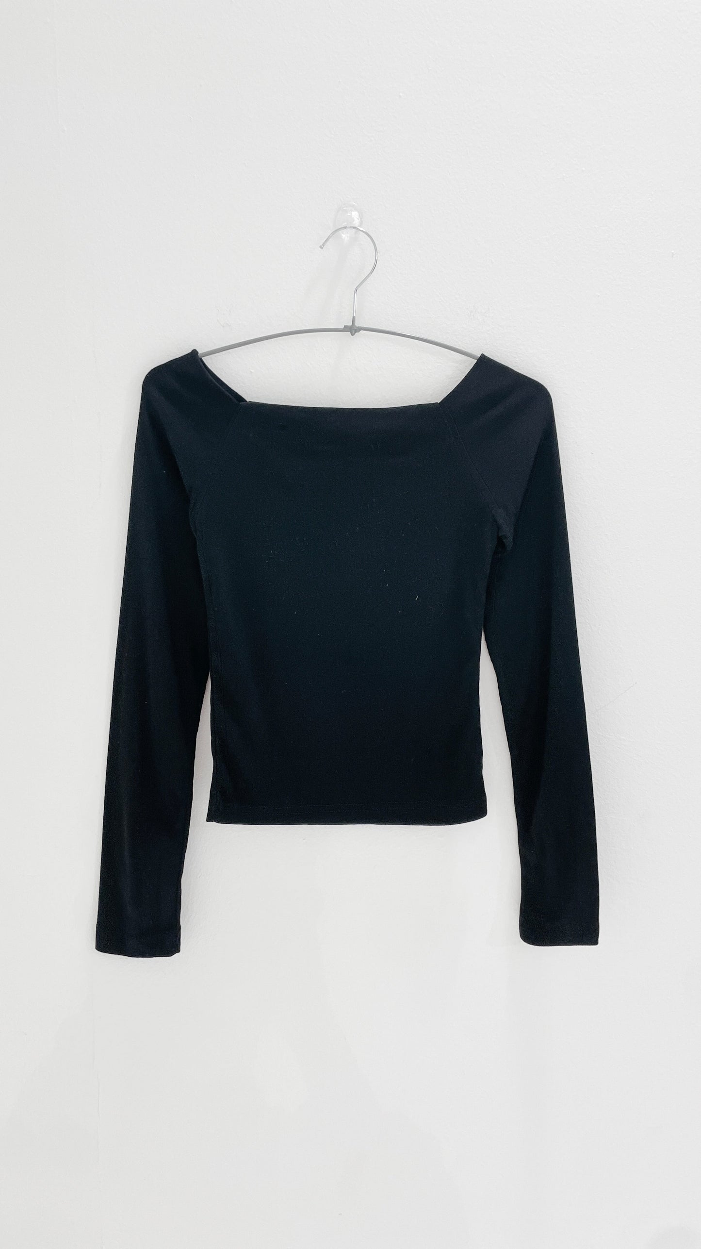 Off-shoulder L/S tee (black)