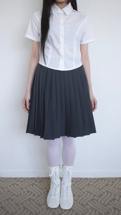 Student pleated skirt (charcoal)