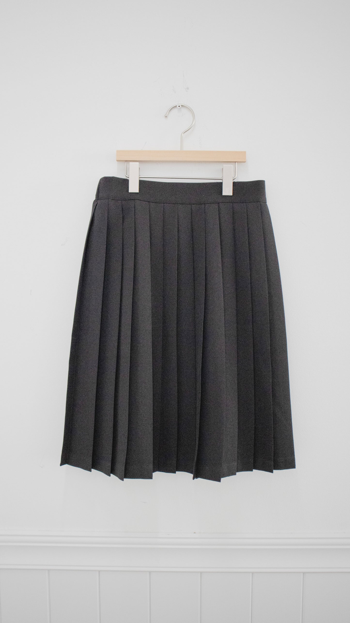 Student pleated skirt (charcoal)