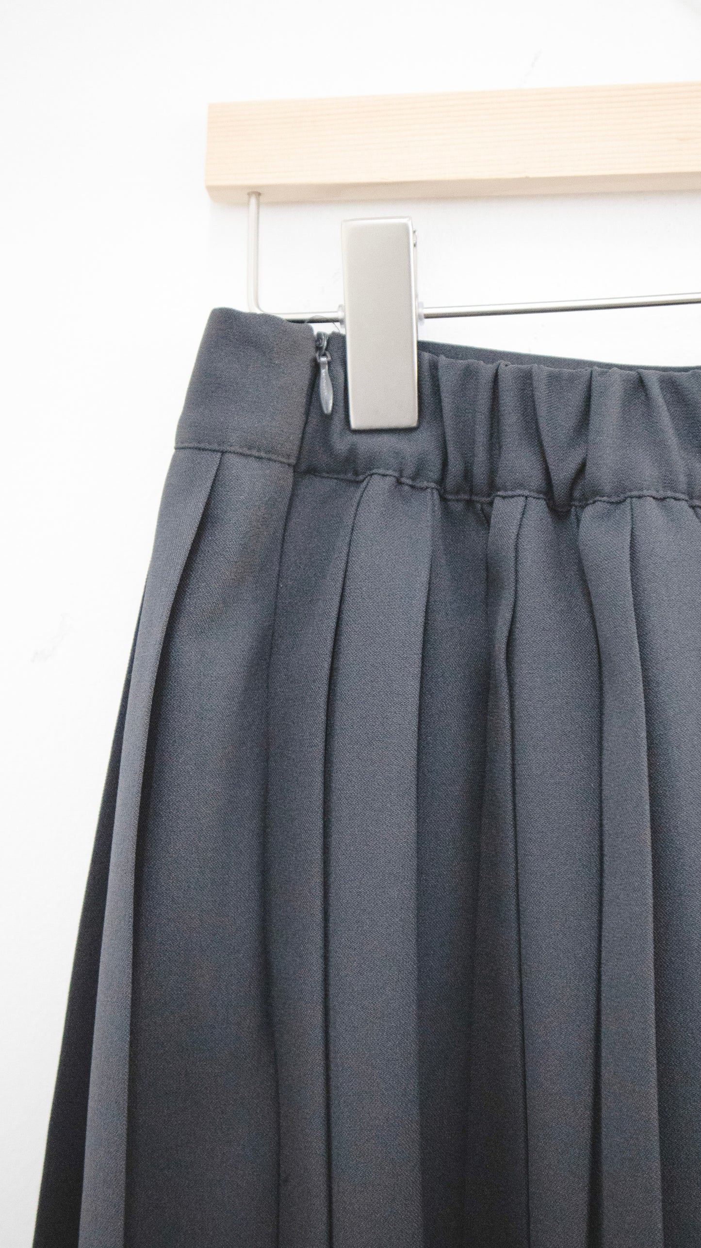 Student pleated skirt (charcoal)