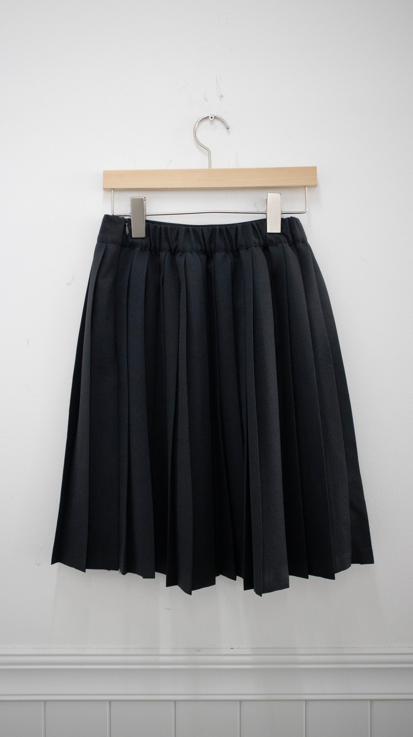 Student pleated skirt (black)