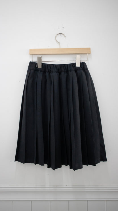 Student pleated skirt (black)