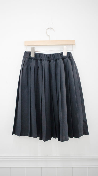 Student pleated skirt (charcoal)