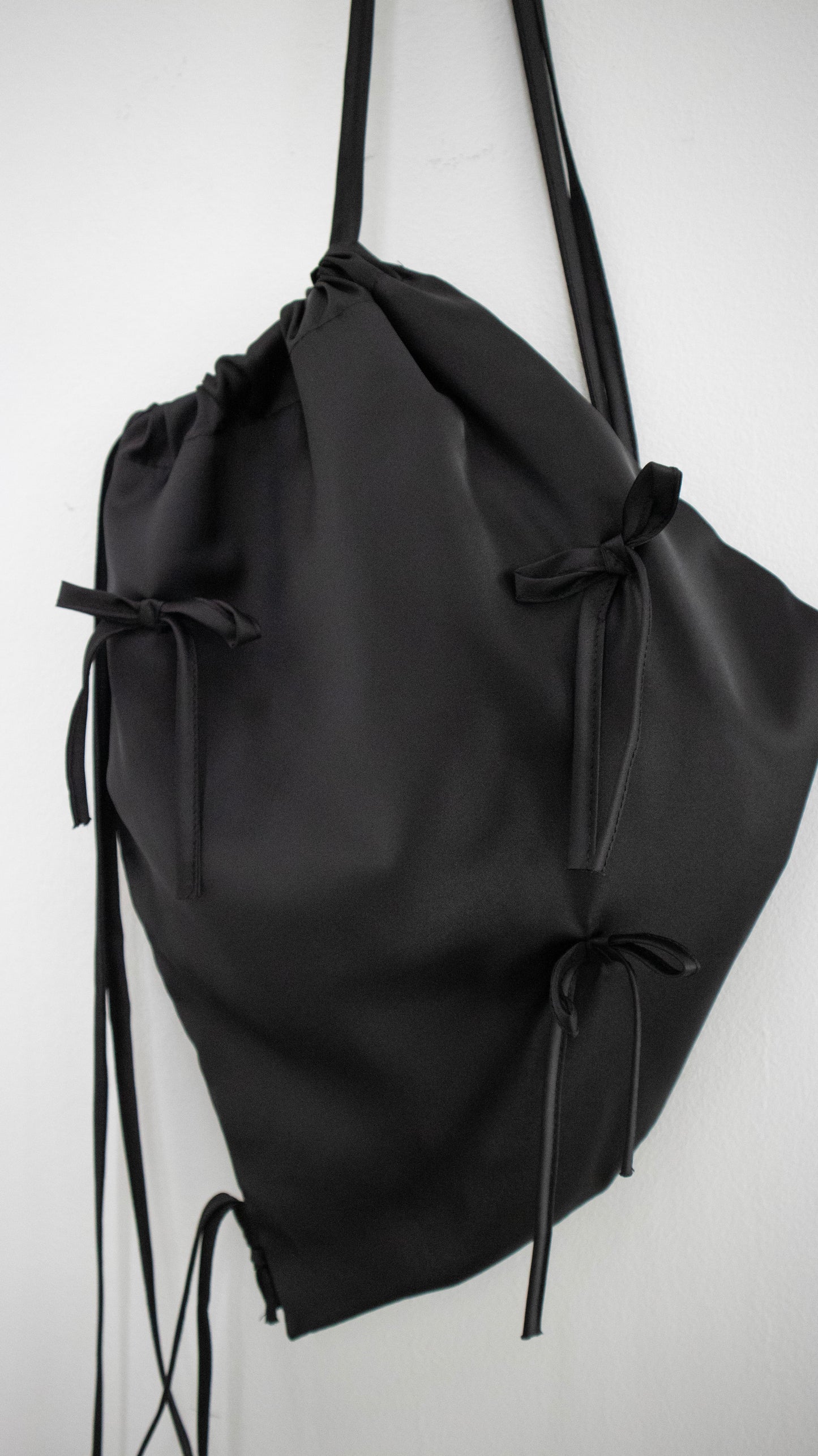 Ribbon satin knapsack (black)