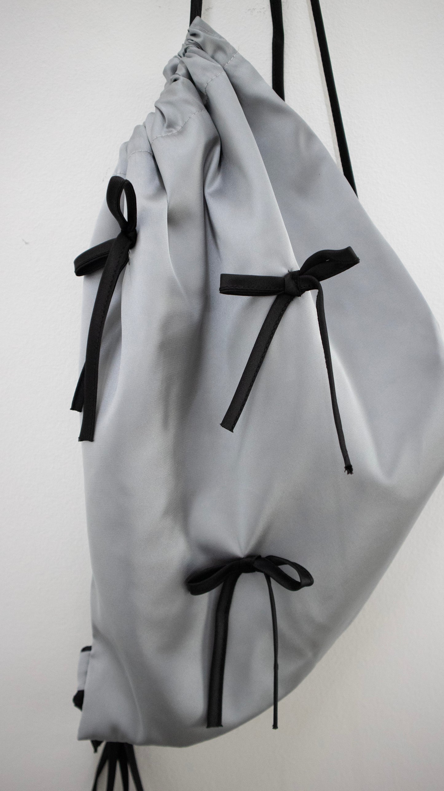 Ribbon satin knapsack (silver)