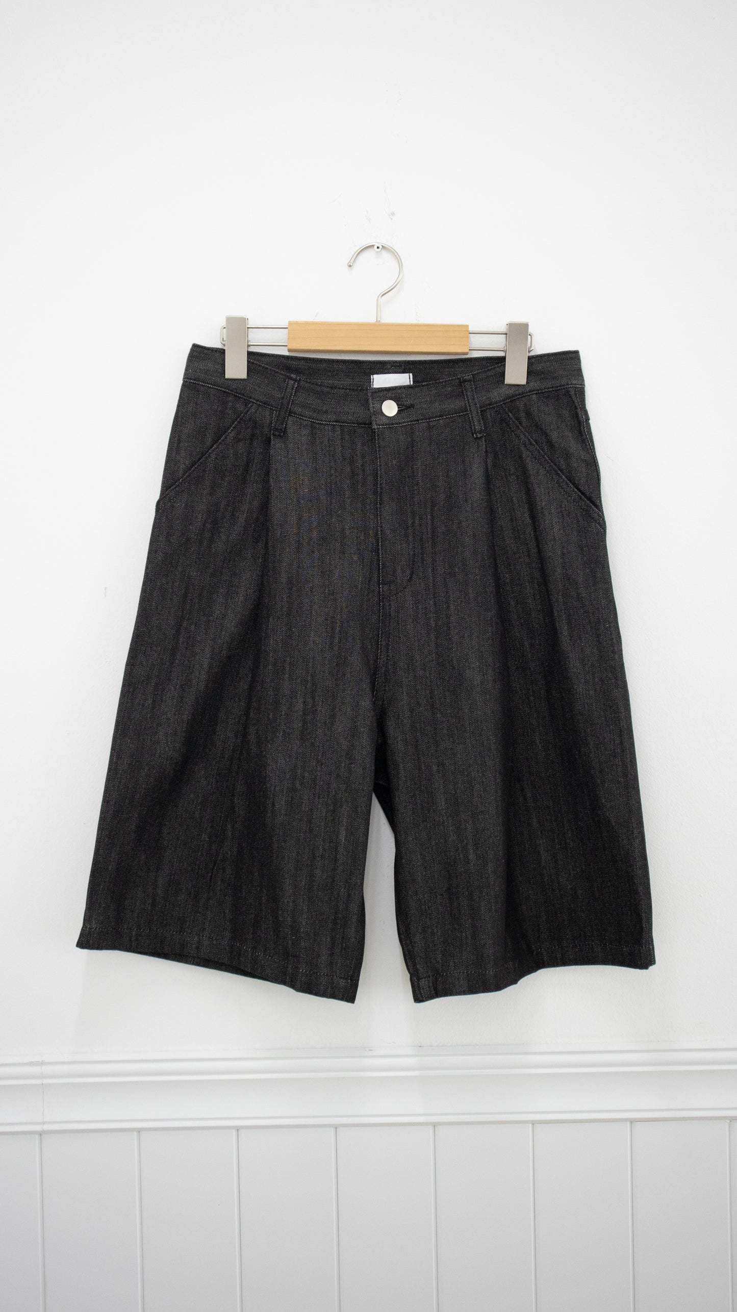 Raw denim shorts (black)