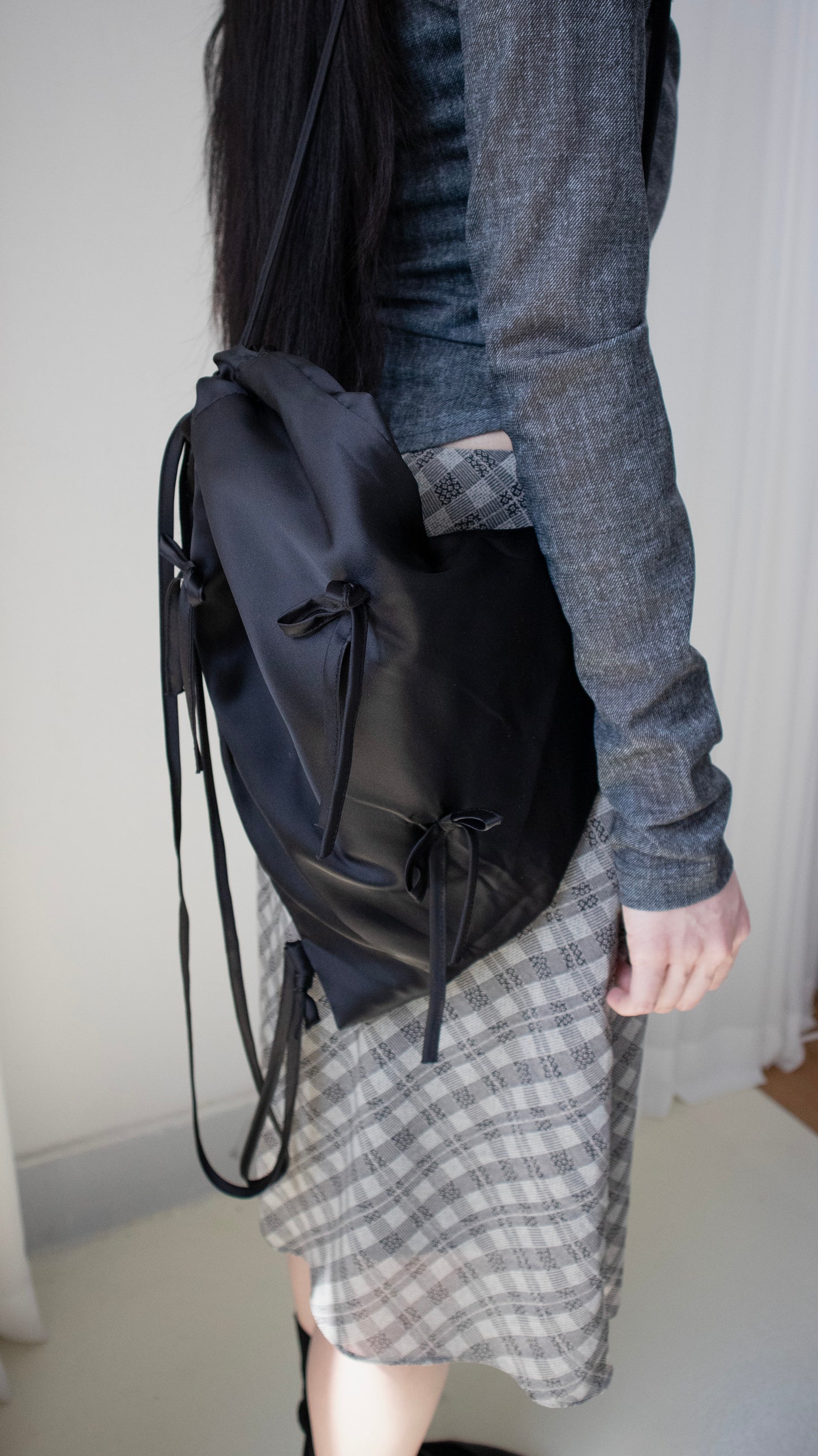 Ribbon satin knapsack (black)