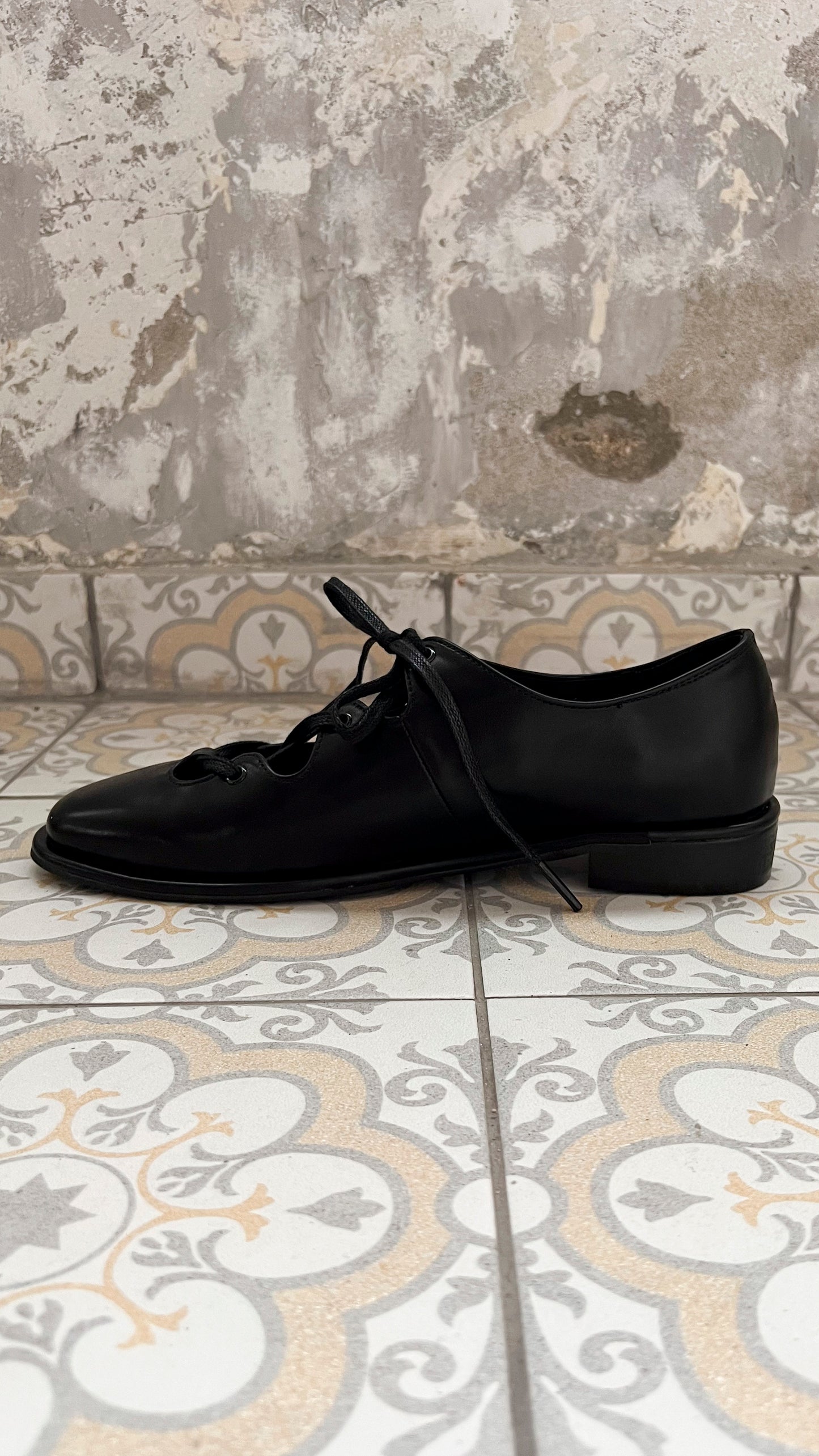 Laceup flat laofer (black)