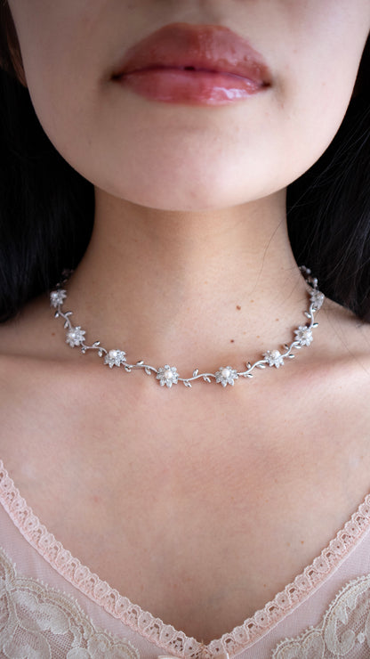 Flower chocker necklace