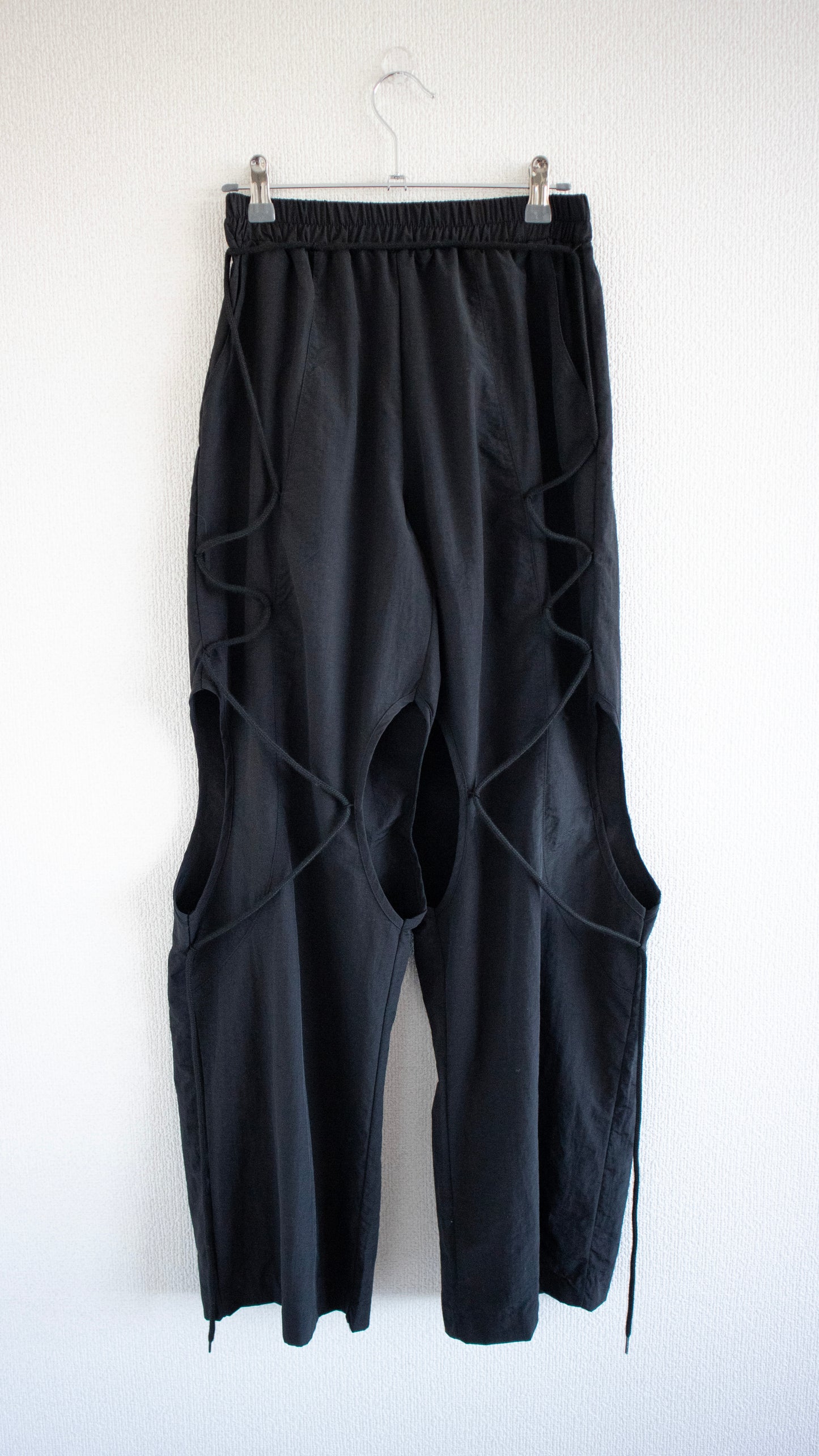 String hole nylon pants (black)